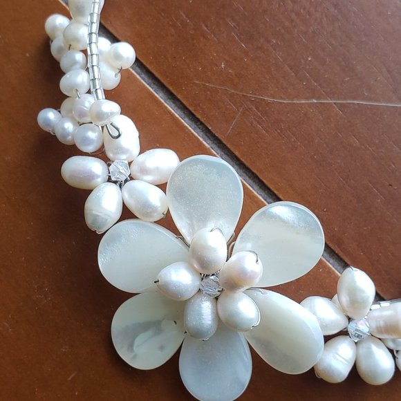 Mother of Pearl Adjustable Chocker Necklace - Picture 2 of 3